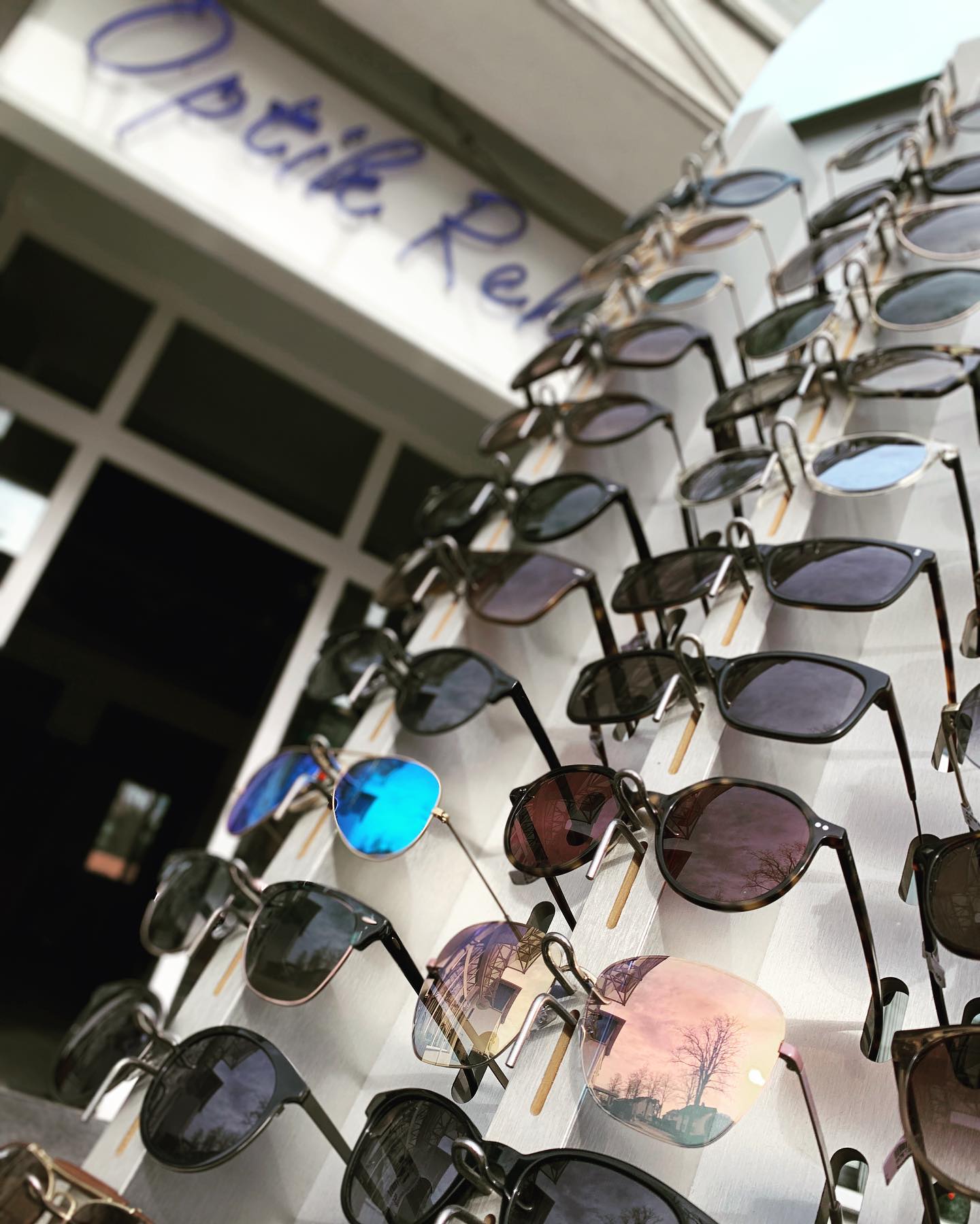 Ab heute haben wir wieder eine tolle Sonnenbrillenglas-Aktion für euch ! ☀️

Kommt gerne vorbei 😎

#optikrehm #augustdorf #sonnenbrillenwetter #sonnenbrillenaktion #sommersonnesonnenschein